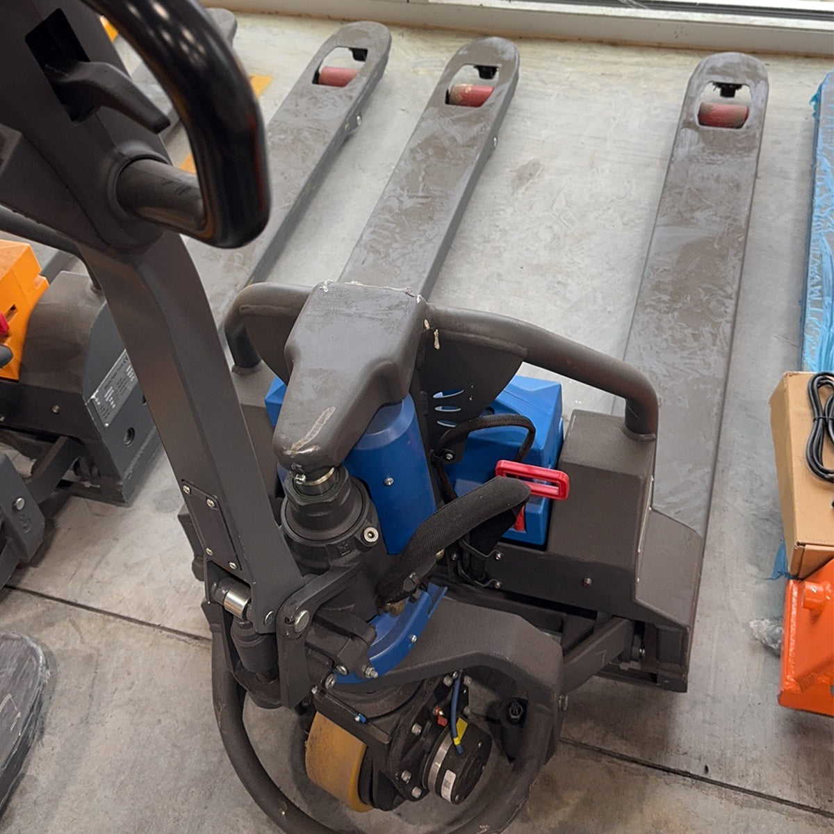 Pre-owned CBD15W-LIX – 45x21-3,300 lb Electric Pallet Jack, Lithium Battery, 45"x21" Forks