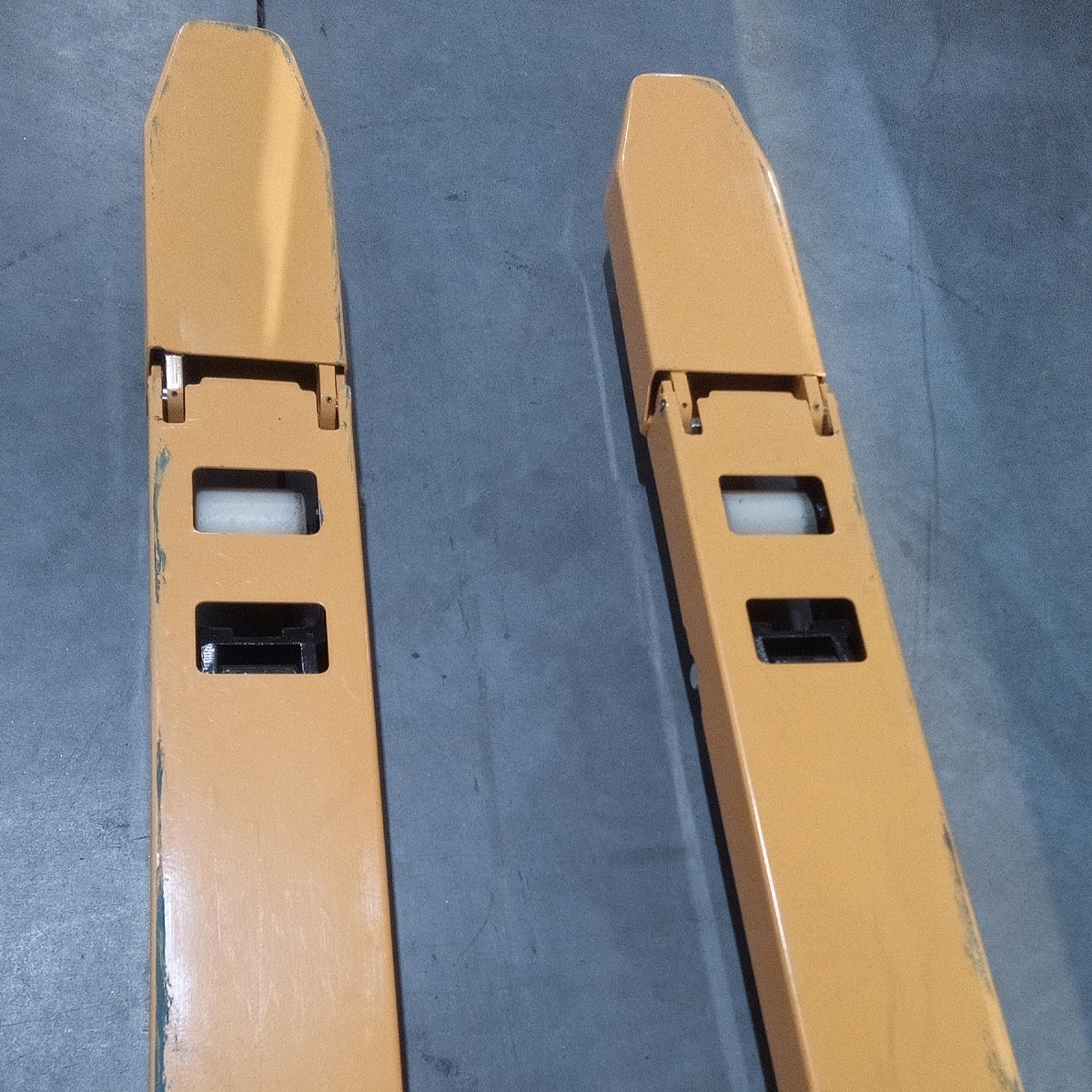 Pre-owned MF 2,200 lbs Capacity, 31.5"x15" Forks, Foldable & Lightweight Hand Pallet Jack