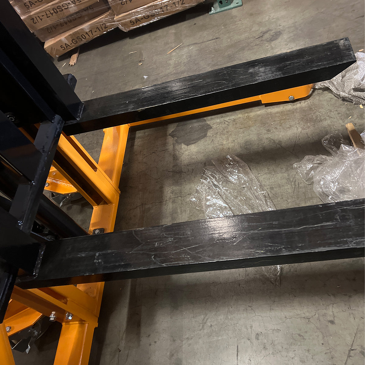 Pre-owned SDJAS500 – 1,100 lb Manual Stacker, Straddle Legs & Adjustable Forks, 63" Lift Height