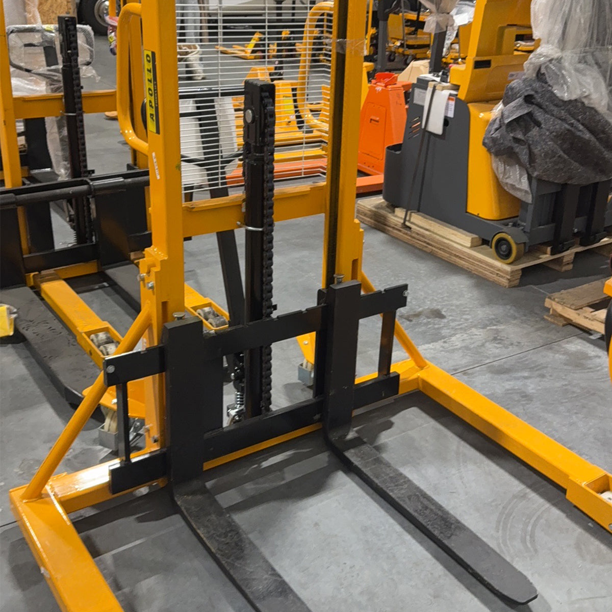 Pre-owned SDJAS500 – 1,100 lb Manual Stacker, Straddle Legs & Adjustable Forks, 63" Lift Height