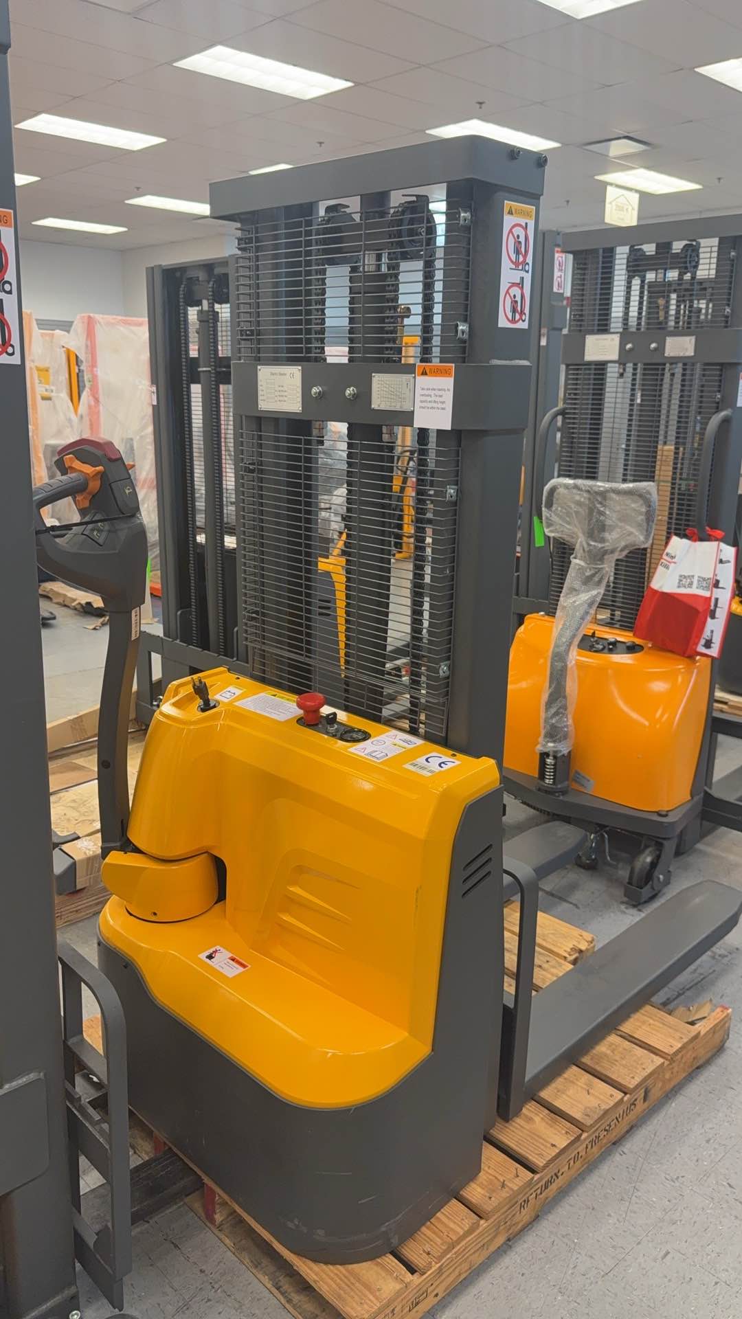 Pre-owned Premium Used CDD12R-E-98–2,640 lb Electric Stacker, 98" Lift, Fixed Legs-20092978