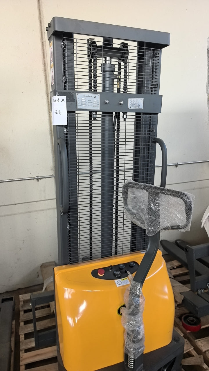 Pre-owned Premium Used CDD10B-III-118 – 3,300 lb Semi-Electric Stacker, 118" Lift, Fixed Legs & Adjustable Forks-20090817