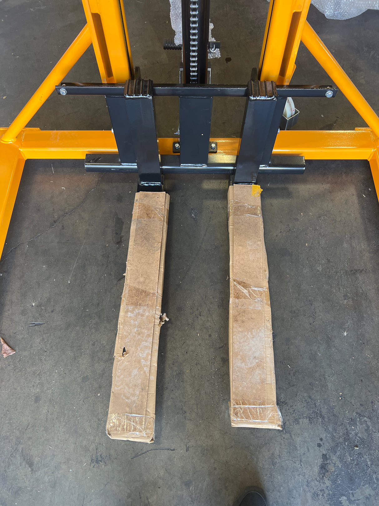 Pre-owned SDJAS500 – 1,100 lb Manual Stacker, Straddle Legs & Adjustable Forks, 63" Lift Height