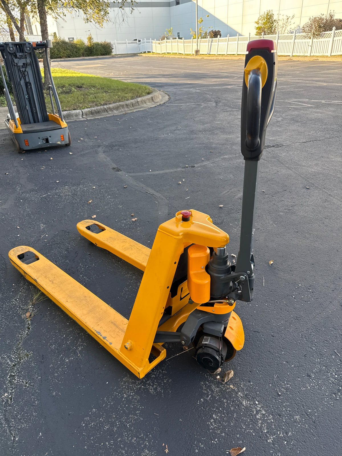 Pre-owned Regular Used CBD15- 3,300 lb Electric Pallet Jack – Lithium Battery, 48"x27" Forks-220100558