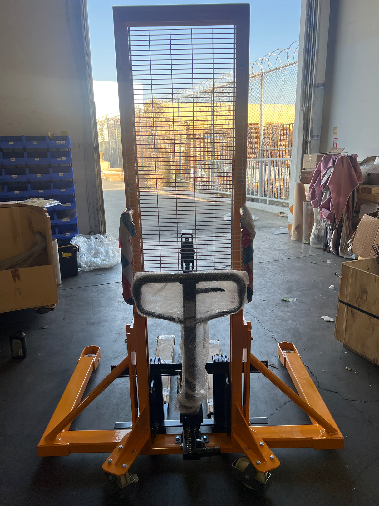 Pre-owned SDJAS500 – 1,100 lb Manual Stacker, Straddle Legs & Adjustable Forks, 63" Lift Height