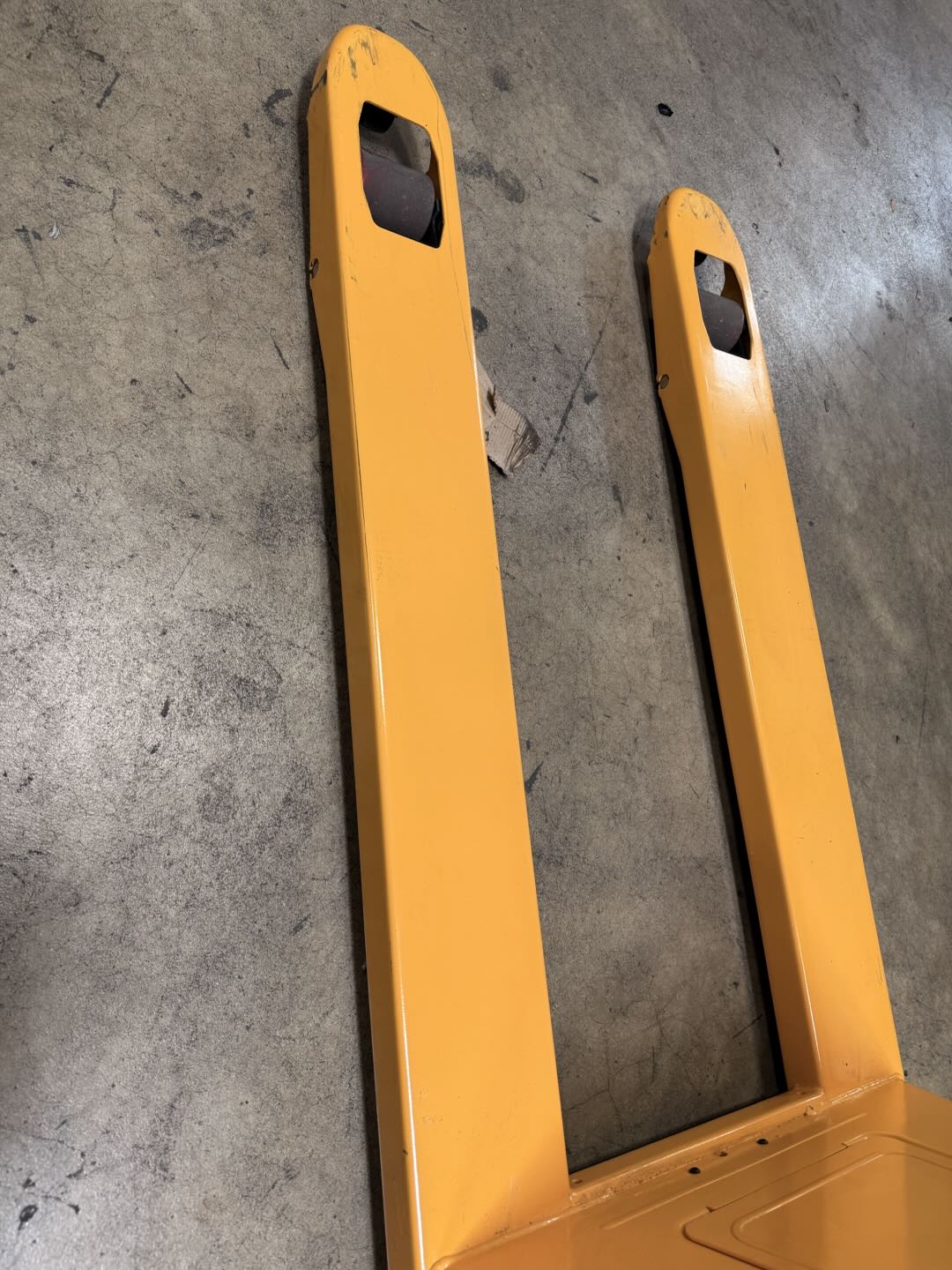 Pre-owned Regular Used CBD15 3,300 lb Electric Pallet Jack, Compact Lithium Model, 48"x27" Forks-220302406