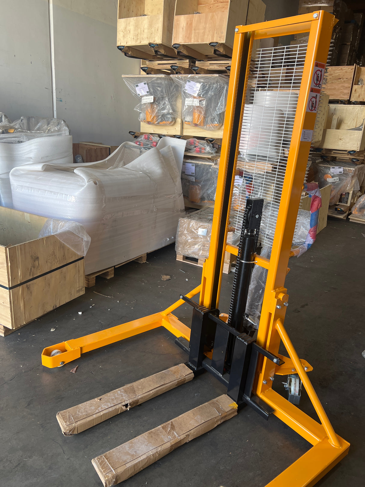 Pre-owned SDJAS500 – 1,100 lb Manual Stacker, Straddle Legs & Adjustable Forks, 63" Lift Height