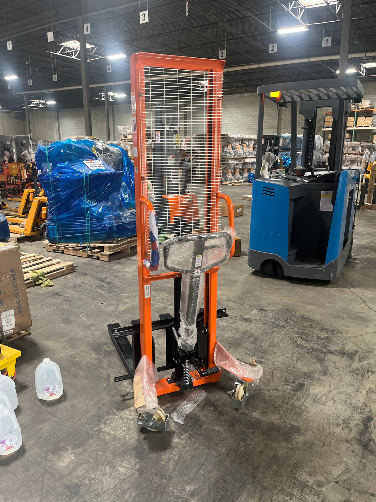 Pre-owned Premium Used SDJA500-O–1100lbs Manual Pallet Stacker 1100 lbs Capacity 63" Lift Fixed Legs-95274057