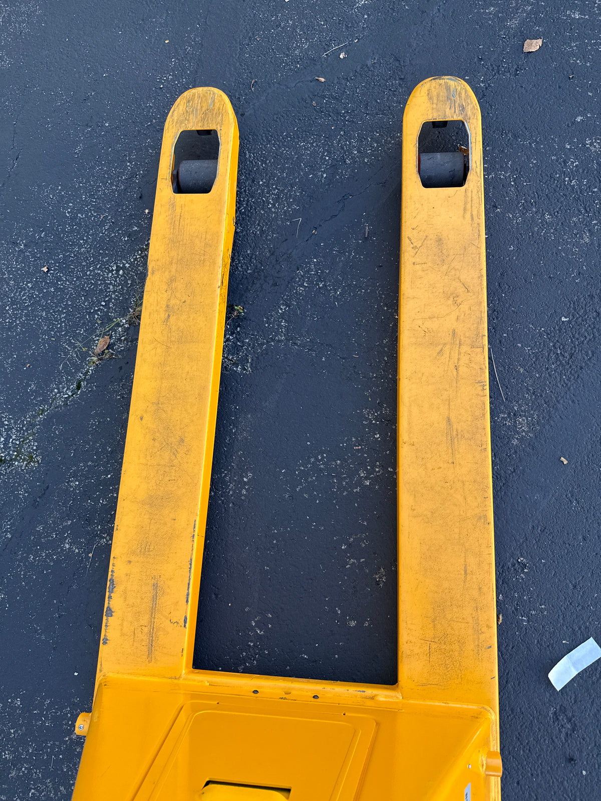 Pre-owned Regular Used CBD15- 3,300 lb Electric Pallet Jack – Lithium Battery, 48"x27" Forks-220100558