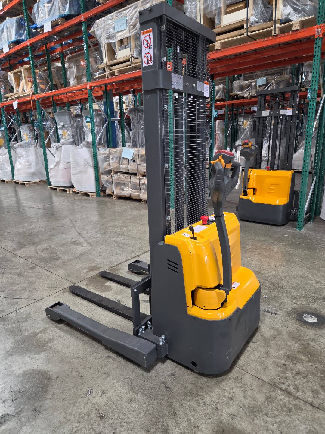 Pre-owned Premium Used CTD15R-E-118 – 3,300 lb Electric Stacker, 118" Lift, Straddle Legs, Adjustable Forks-21110322