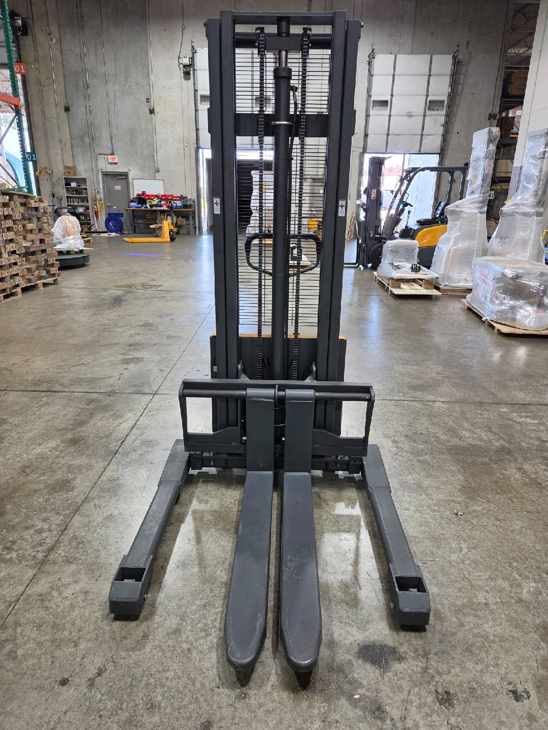 Pre-owned Premium Used CDD10B-III-118 – 3,300 lb Semi-Electric Stacker, 118" Lift, Fixed Legs & Adjustable Forks-20080326