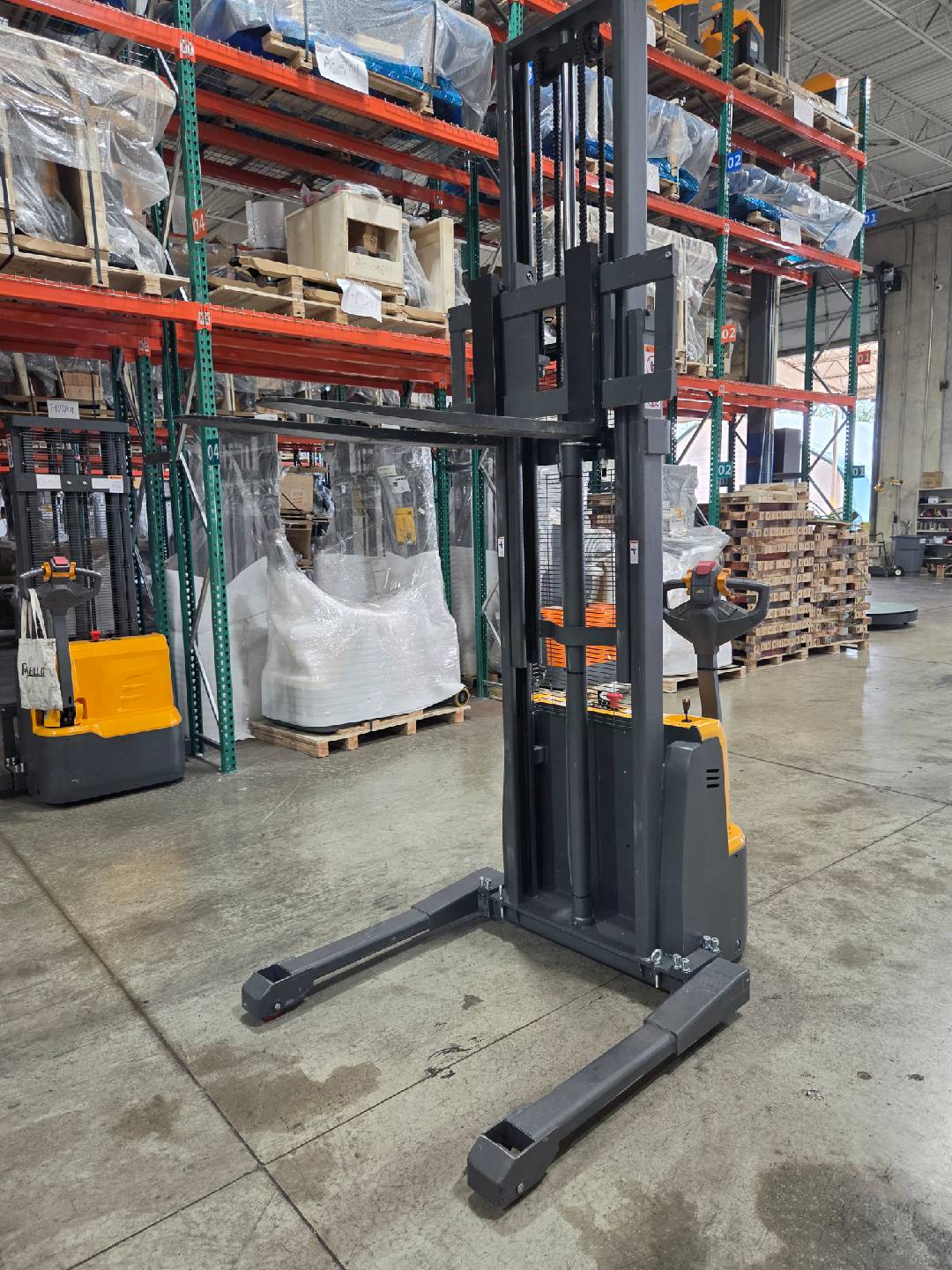 Pre-owned Premium Used CTD15R-E-118 – 3,300 lb Electric Stacker, 118" Lift, Straddle Legs, Adjustable Forks-21110322