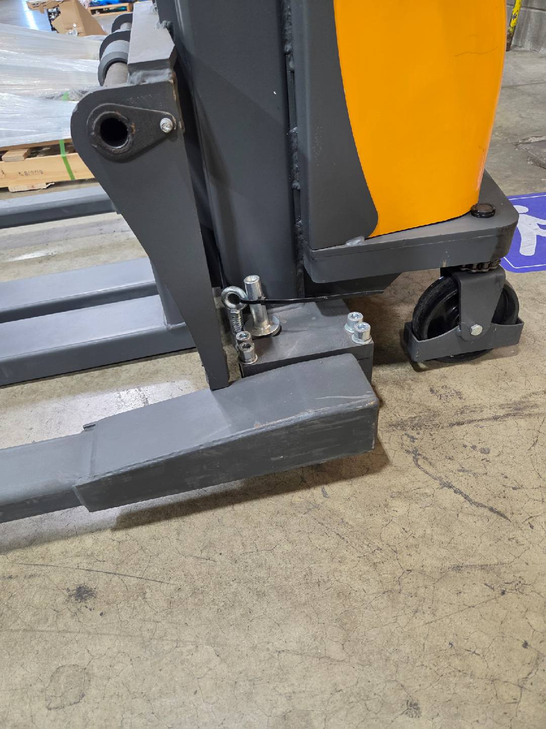 Pre-owned Premium Used CDD10B-III-118 – 3,300 lb Semi-Electric Stacker, 118" Lift, Fixed Legs & Adjustable Forks-20080326
