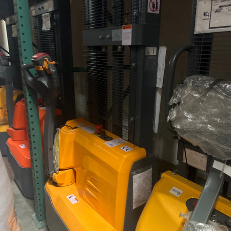 Pre-owned Electric Fixed Leg Stacker 3,300lbs, 98" | CDD15R-E-98