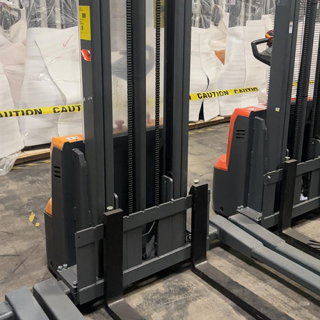 Pre-owned CTD12R-E-19-118 – 2,640 lb Electric Stacker, 118" Lift Height, Straddle Legs