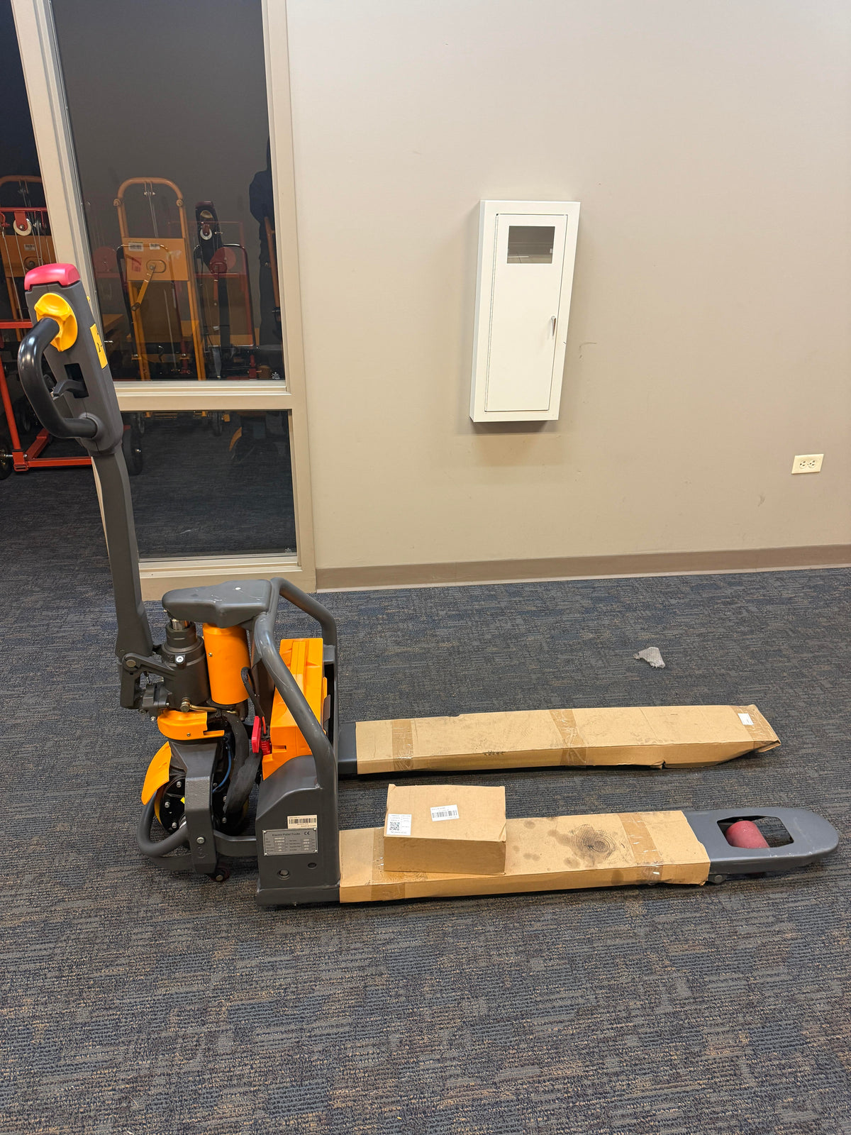 Pre-owned CBD15W-LIX – 45x21-3,300 lb Electric Pallet Jack, Lithium Battery, 45"x21" Forks