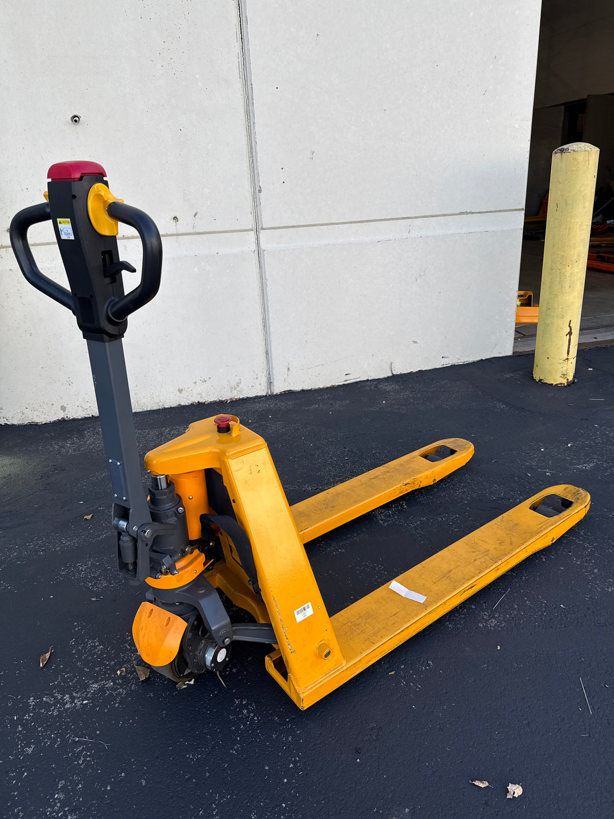 Pre-owned Regular Used CBD15- 3,300 lb Electric Pallet Jack – Lithium Battery, 48"x27" Forks-220100558