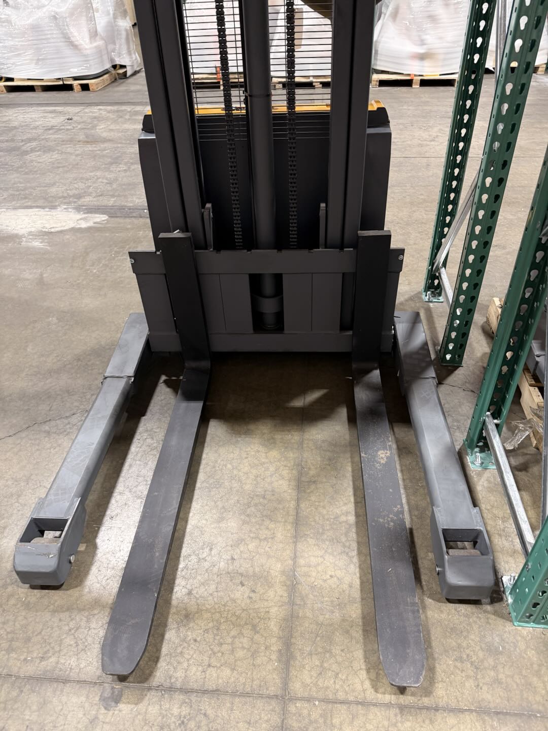 Pre-owned Regular Used CTD12R-E-118–2,640 lb Electric Stacker, 118" Lift, Straddle Legs-20040163