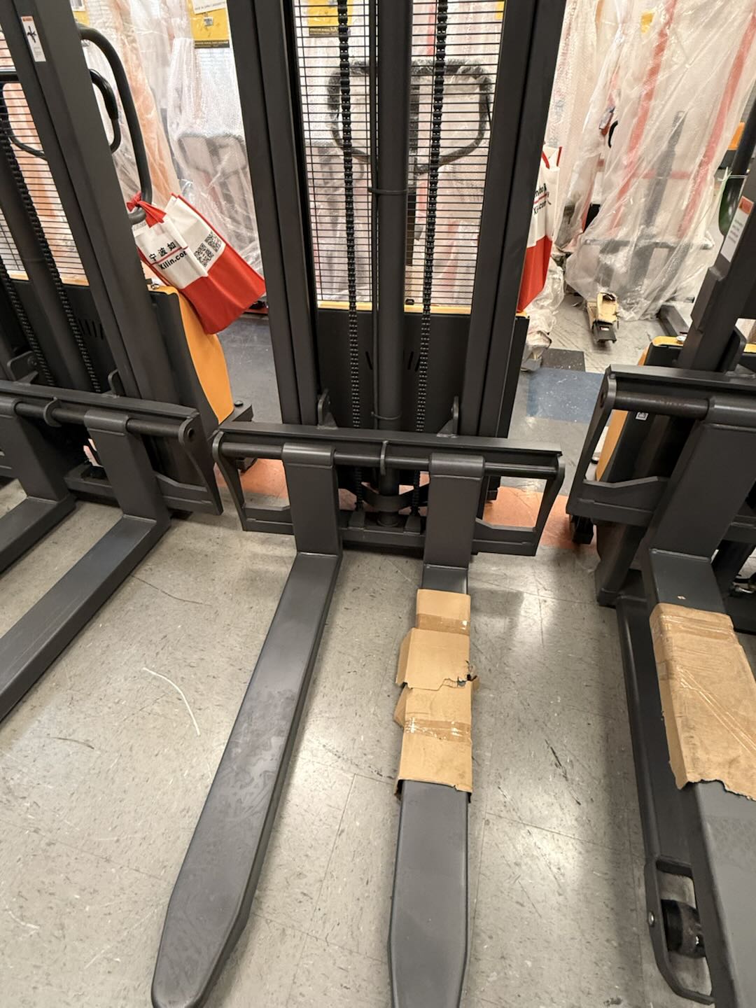 Pre-owned CDD10B-III-118 – 3,300 lb Semi-Electric Stacker, 118" Lift, Fixed Legs & Adjustable Forks