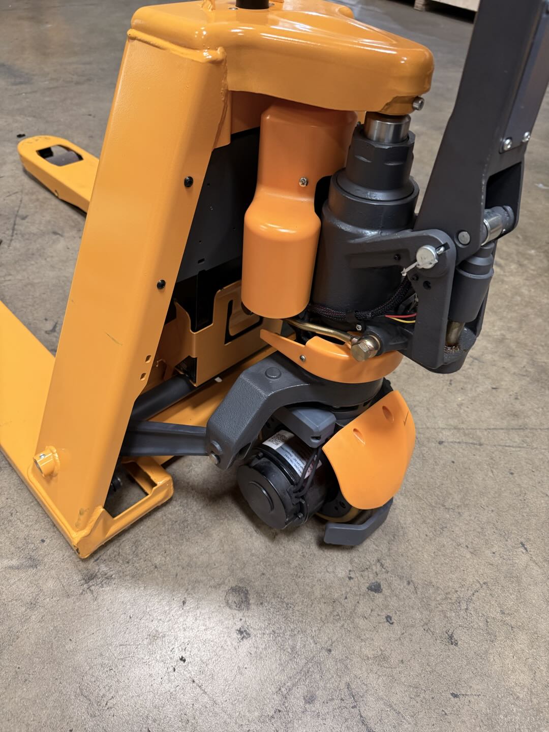 Pre-owned Regular Used CBD15 3,300 lb Electric Pallet Jack, Compact Lithium Model, 48"x27" Forks-220302406