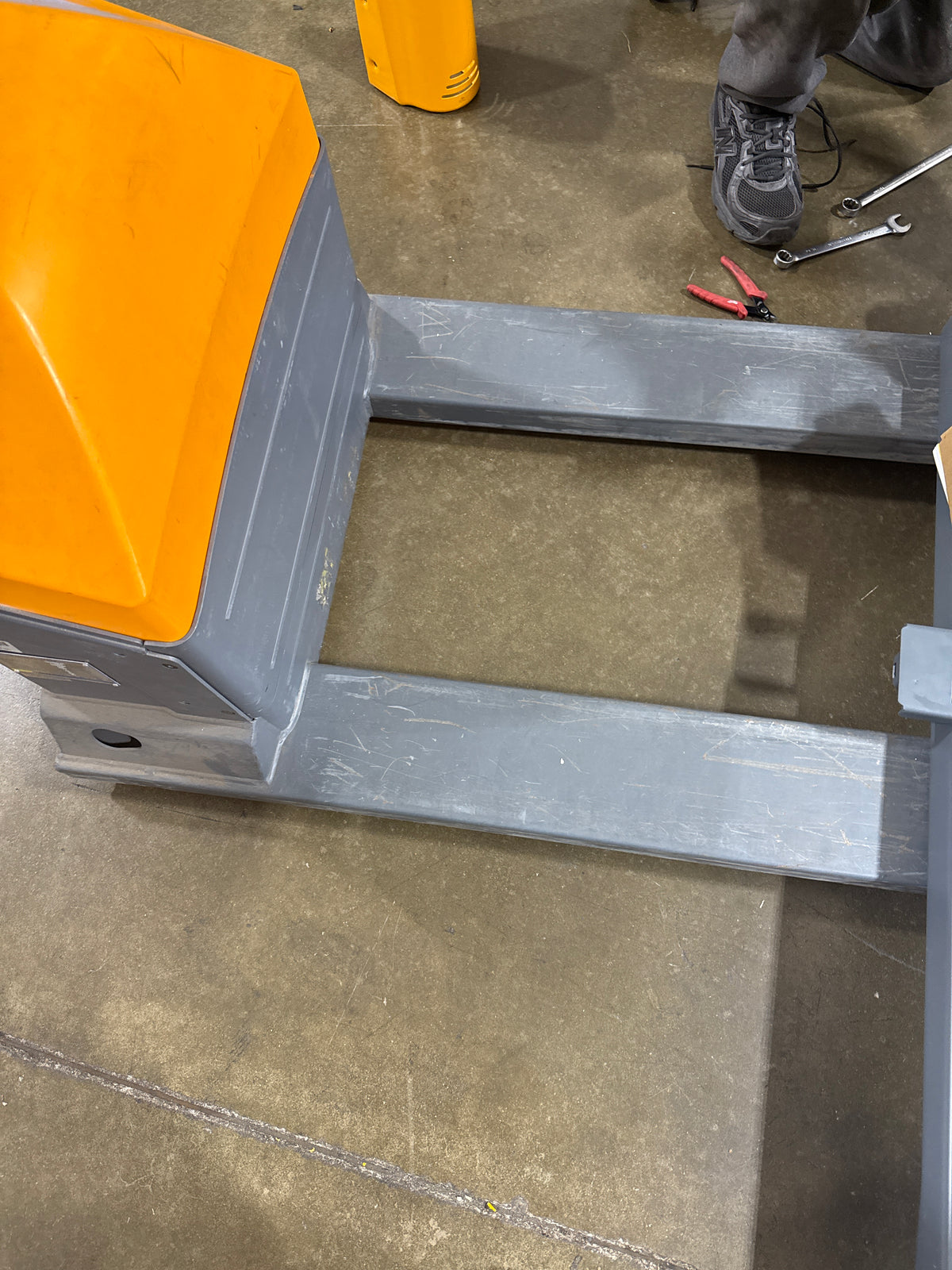 Pre-owned Premium Used CBD20WE-19BC - 4,400 lb Electric Pallet Jack – Long Runtime Lithium Battery, Turtle Mode, 48"x27" Forks-240804467