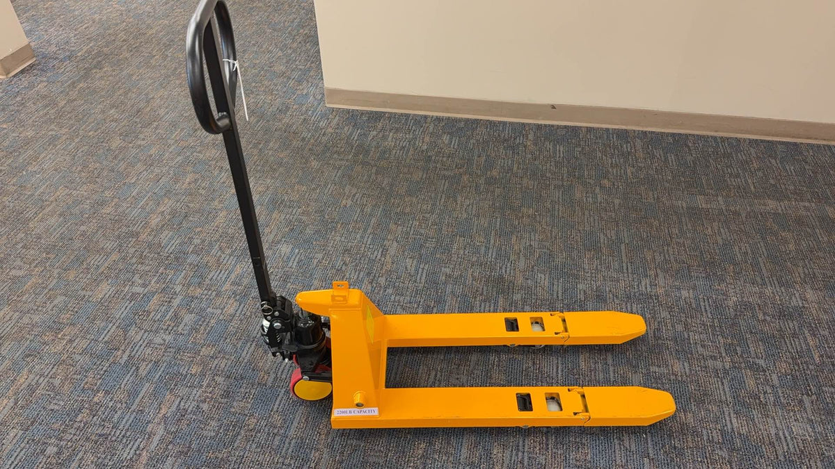 Pre-owned MF 2,200 lbs Capacity, 31.5"x15" Forks, Foldable & Lightweight Hand Pallet Jack