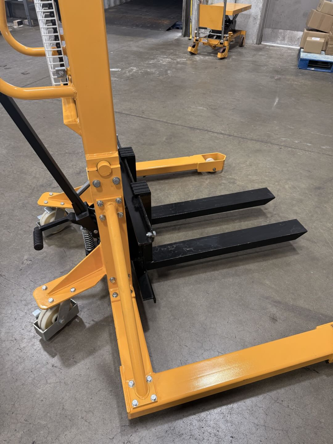 Pre-owned Premium Used SDJAS500–1100lbs Manual Pallet Stacker 1100 lbs Capacity 63" Lift Straddle Legs-98999