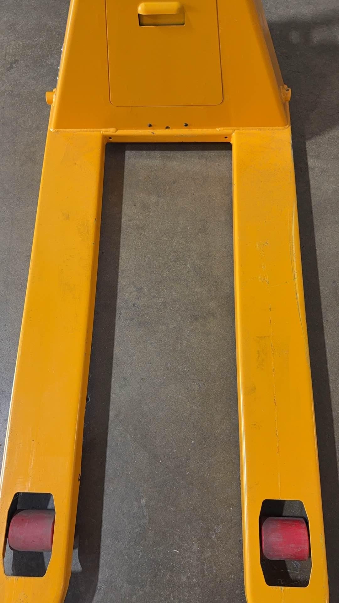 Pre-owned Regular Used CBD15 3,300 lb Electric Pallet Jack, Compact Lithium Model, 48"x27" Forks-21057412