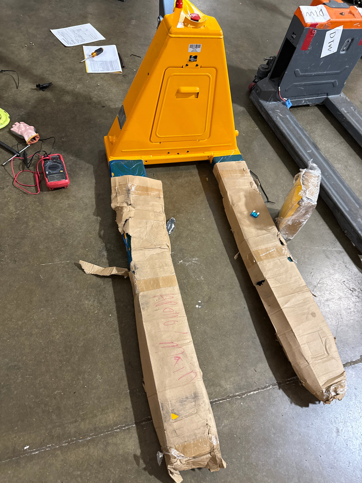 Pre-owned Open Box CBD15-NEW 3,300 lb Electric Pallet Jack, Compact Lithium Model, 48"x27" Forks-250037701