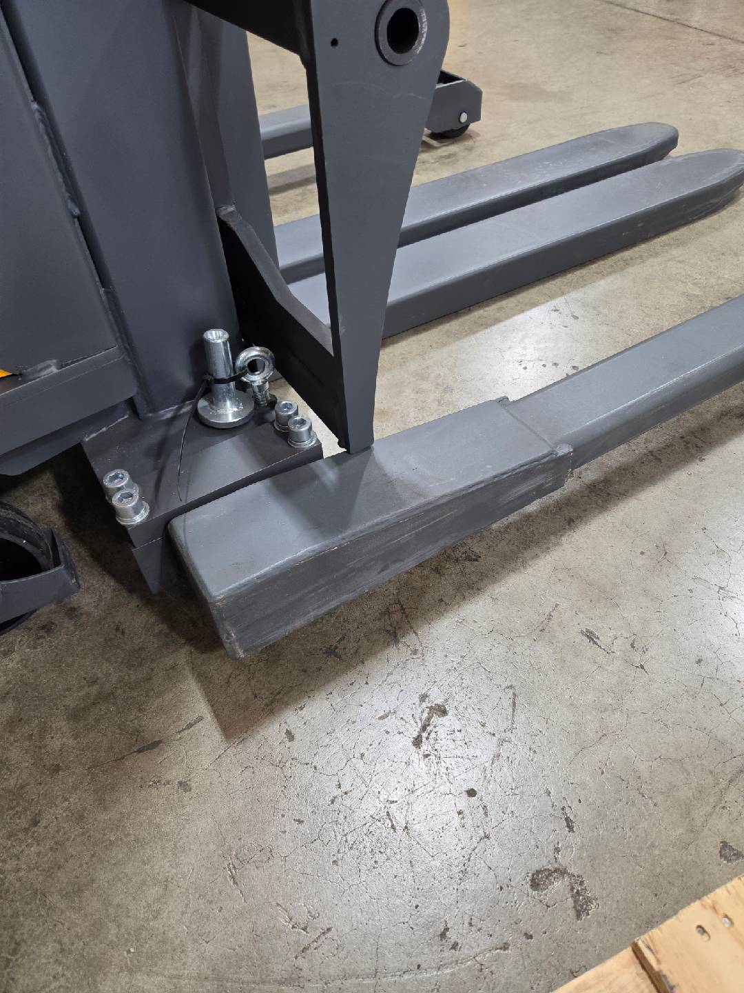 Pre-owned Premium Used CDD10B-III-118 – 3,300 lb Semi-Electric Stacker, 118" Lift, Fixed Legs & Adjustable Forks-20080326