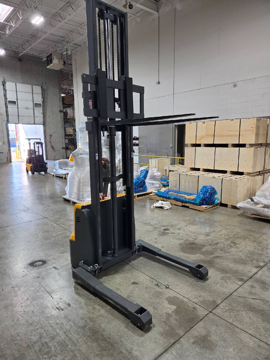 Pre-owned Premium Used CTD15R-E-118 – 3,300 lb Electric Stacker, 118" Lift, Straddle Legs, Adjustable Forks-21110322