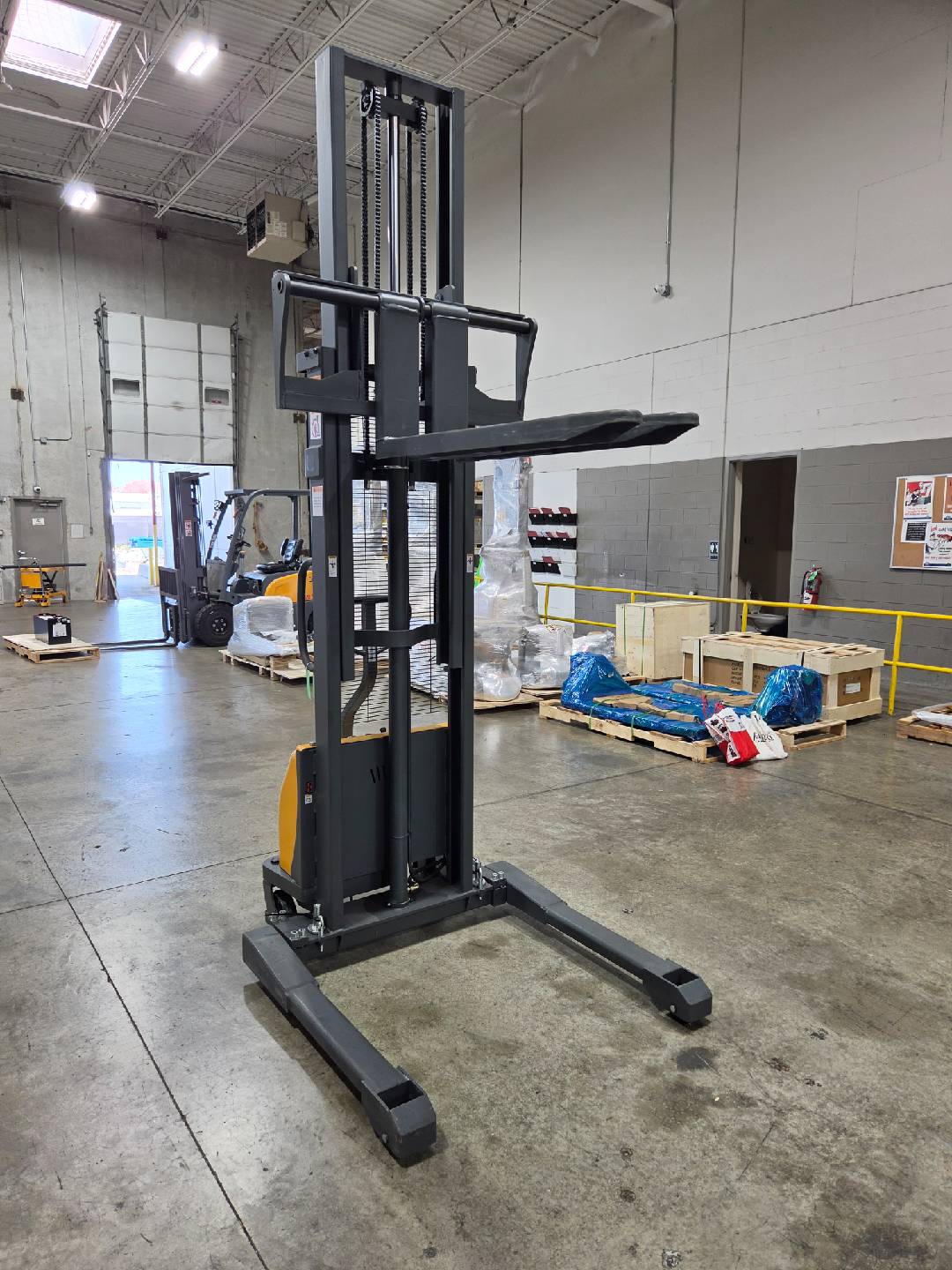Pre-owned Premium Used CDD10B-III-118 – 3,300 lb Semi-Electric Stacker, 118" Lift, Fixed Legs & Adjustable Forks-20080326